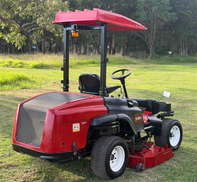 Photo 4. Toro Groundsamster 360 72inch ride on diesel commercial zero turn lawn mower