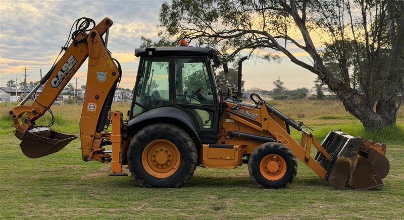 Photo 2. Case 590ST backhoe loader