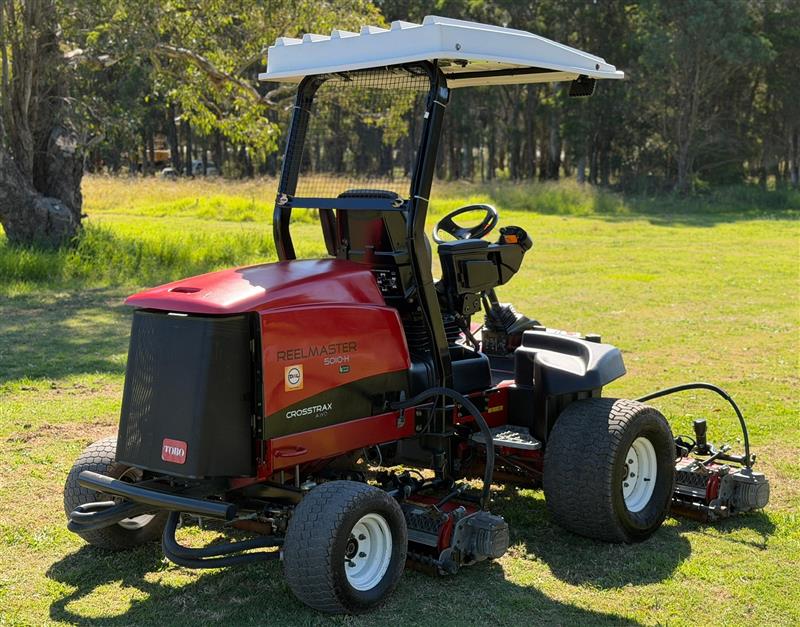 Photo 2. Toro Reelmaster 5010-H cross trax hybrid AWD reel cylinder fairway diesel mower
