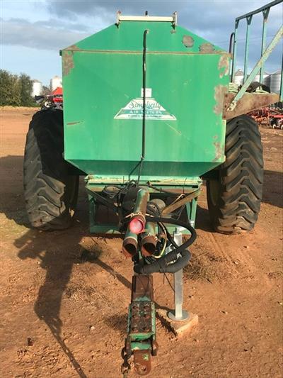 Photo 2. Simplicity 4000DTR Air Seeder Cart