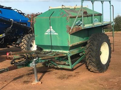 Photo 3. Simplicity 4000DTR Air Seeder Cart