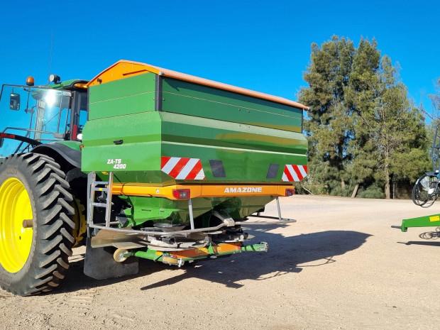 Photo 1. Amazone ZA-TS 4200 Fertilizer/Manure Spreader