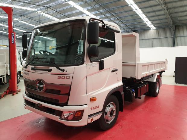 Photo 1. Hino FC 1124 Tipper