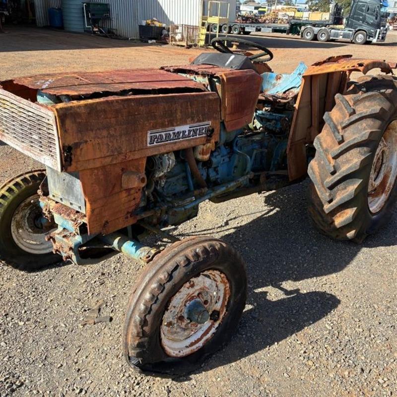 Universal Tractor 445