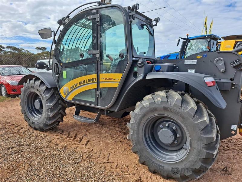 Photo 1. New Holland T7.42 Elite Telehandler