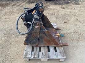 Photo 1. Kerfab 4 in 1 Bucket Bucket-GP Attachments