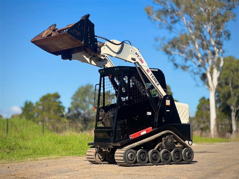 Photo 1. Terex PT30 tight access posi track skid steer loader