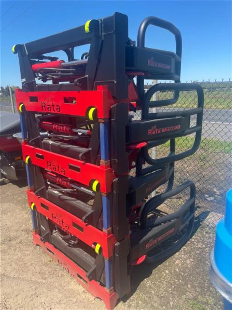 Photo 1. Rata Soft Hands bale grab