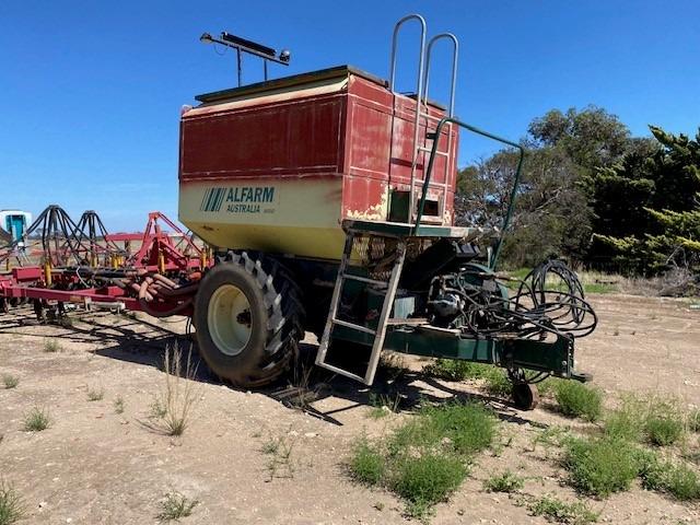 Photo 1. Alfarm A550 airseeder