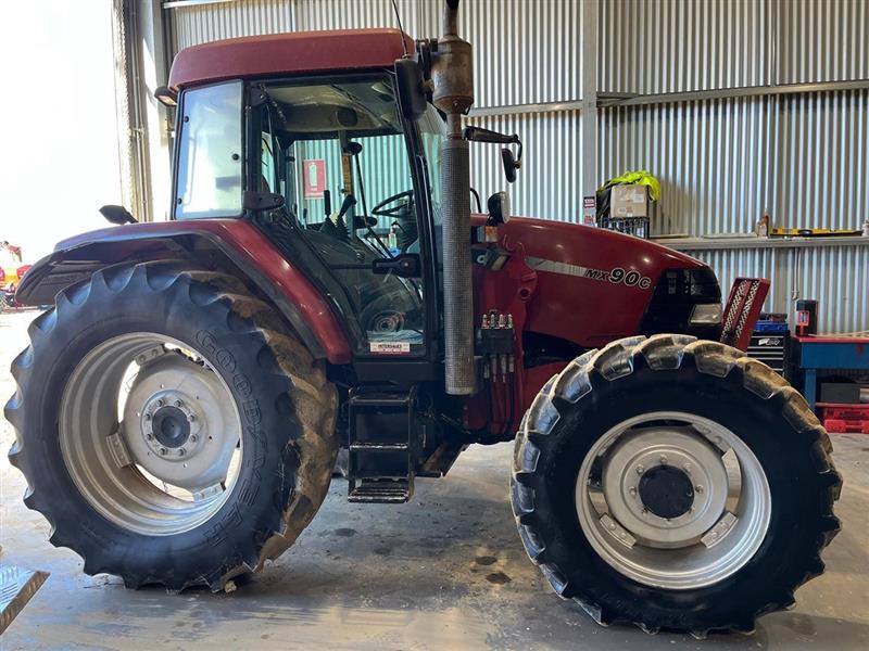 Case IH MX 90 tractor