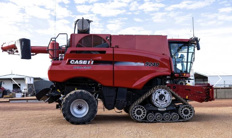 Case IH 9240 & Macdon FD75 combine harvester