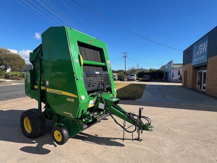 John Deere 468 round baler