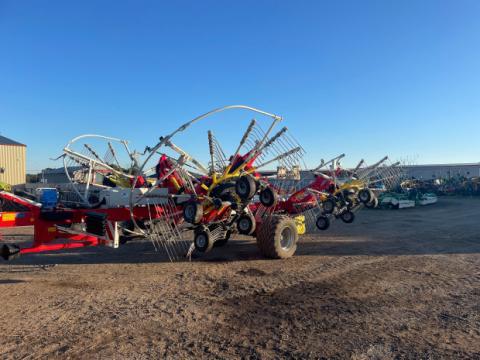 Photo 1. Pottinger TOP 1252C rake