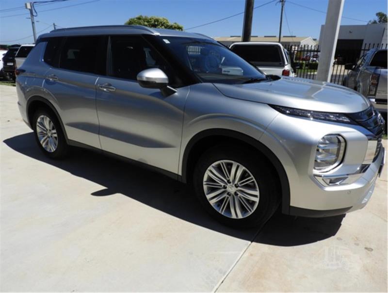 Photo 1. Mitsubishi outlander suv