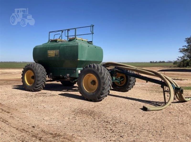 Photo 1. Simplicity 12000TQ2 airseeder