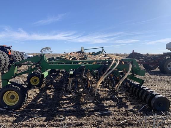 John Deere 1830 airseeder