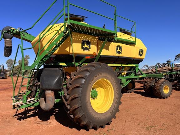 John Deere 1910 airseeder
