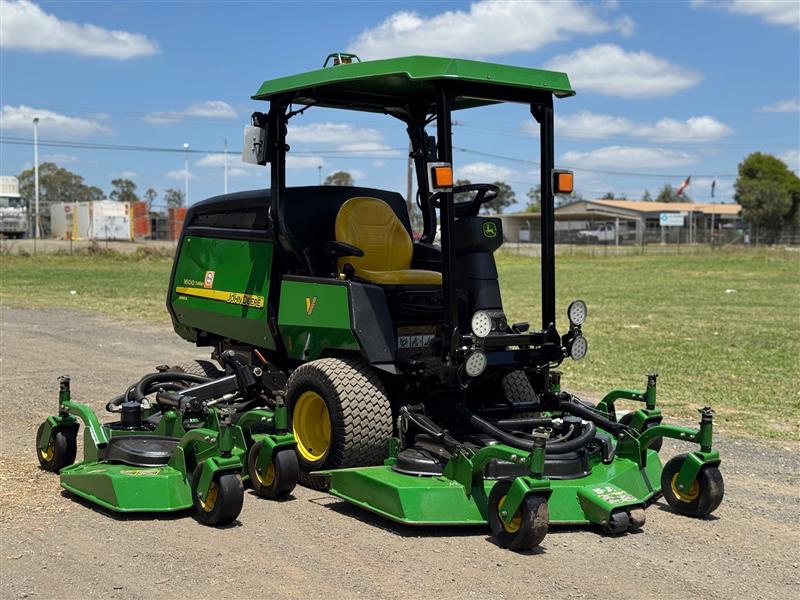 John Deere 1600 ride on diesel commercial out front deck wide area lawn mower