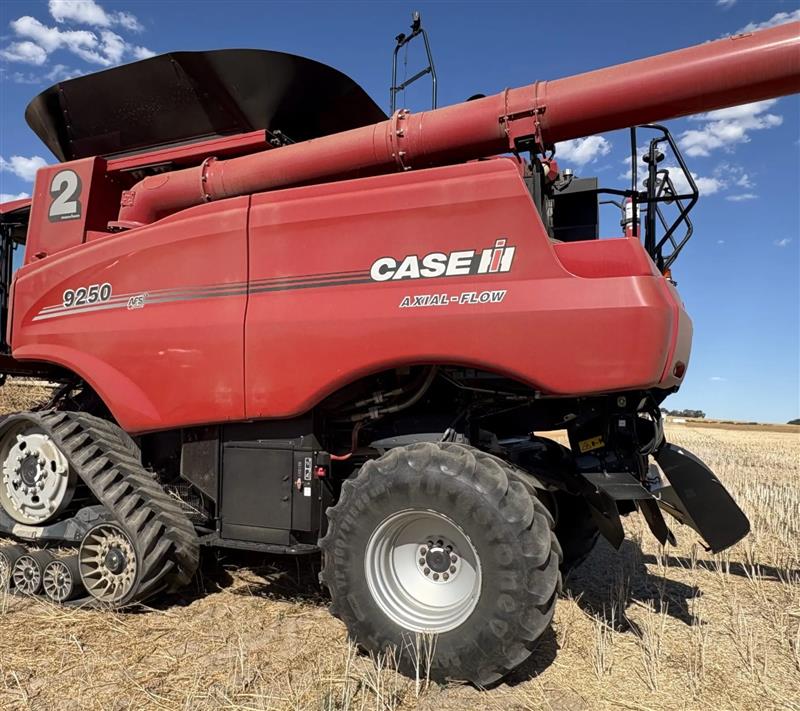 Case IH 9250T & 3050 combine harvester
