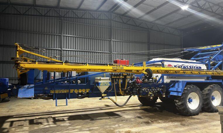 Photo 1. Sonic 7036T boom sprayer