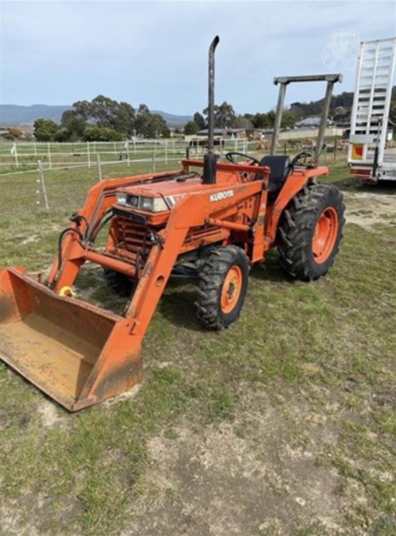 Photo 1. Kubota L3250 tractor
