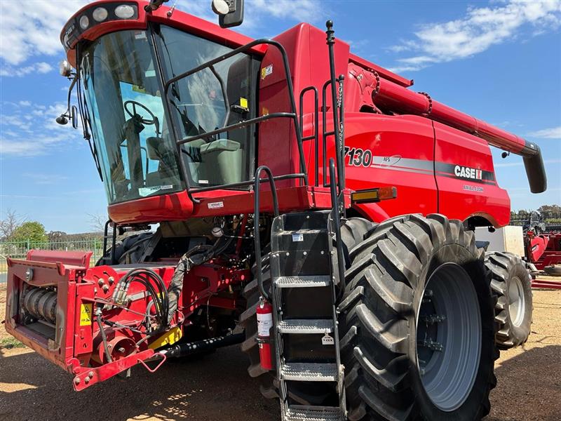 Photo 1. Case IH 7130 combine harvester