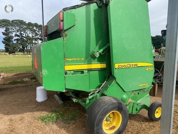 John Deere 458 round baler