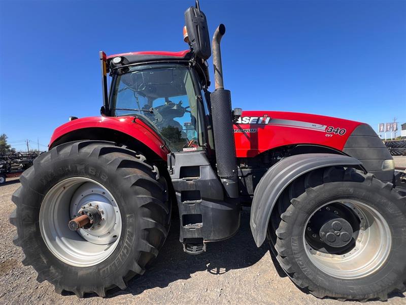 Photo 1. Case IH Magnum 340 CVT tractor