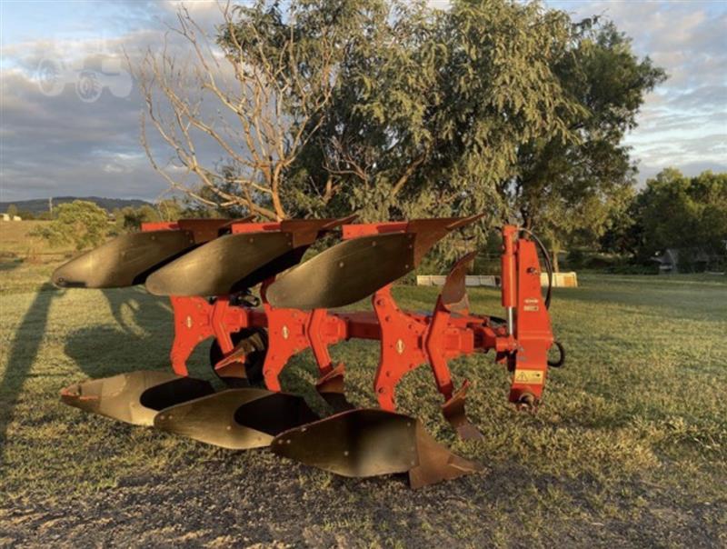 Photo 1. Kuhn Multi-Master 121 plough