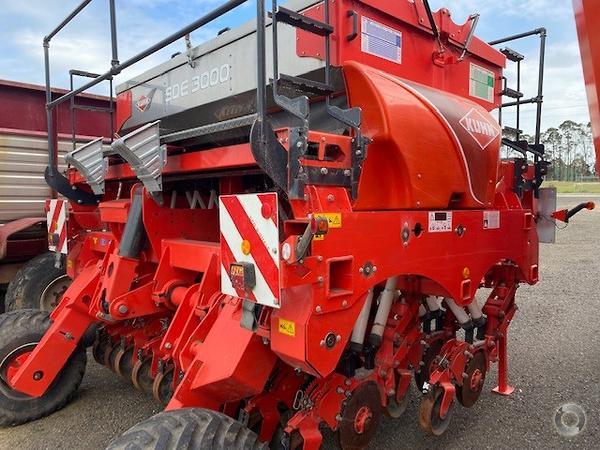 Photo 1. Kuhn SDE 3000 airseeder
