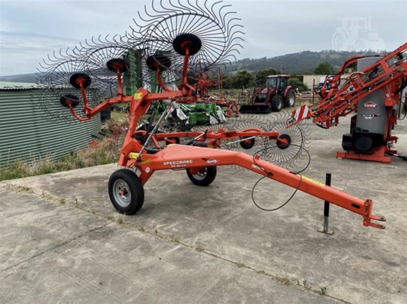 Kuhn SR110 hay rake