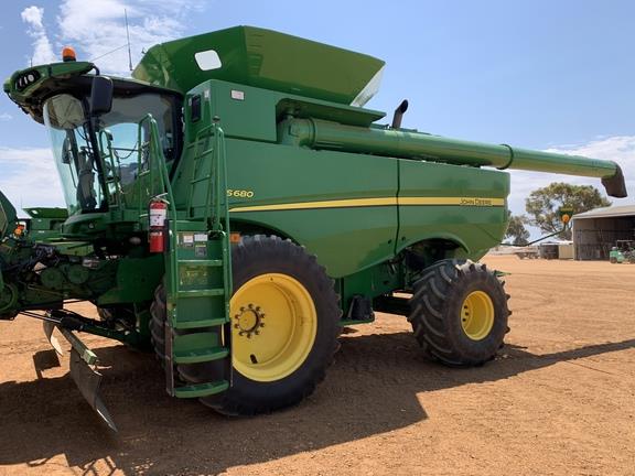 John Deere S680 combine harvester