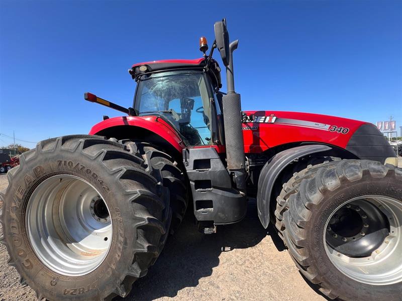 Photo 1. Case IH Magnum 340 tractor