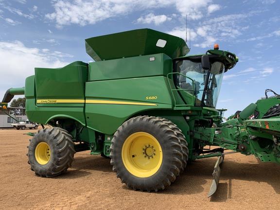 John Deere S680 combine harvester