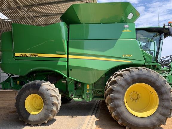 John Deere S780 combine harvester