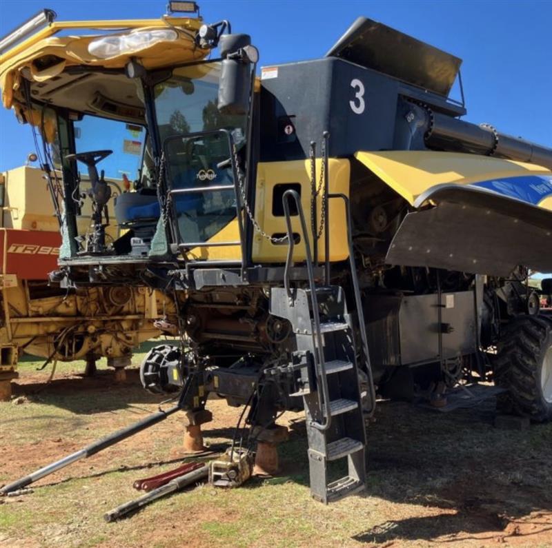 Ford/New Holland CR9060 combine harvester