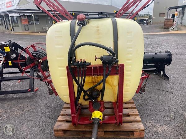 Photo 1. Hardi 600L boom sprayer