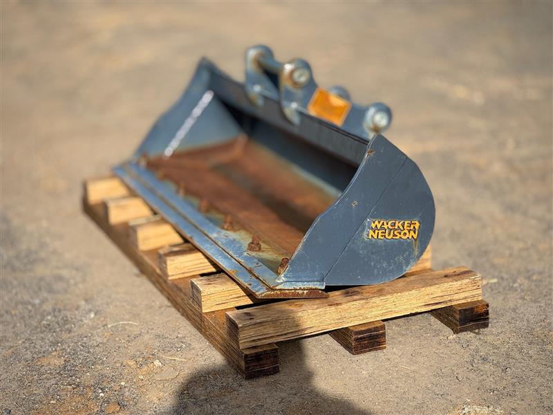 Photo 1. Wacker Neuson 1000MM mud batter bucket