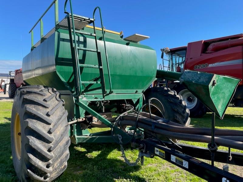 Photo 1. Simplicity 9000 airseeder