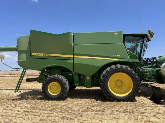 John Deere S790 combine harvester