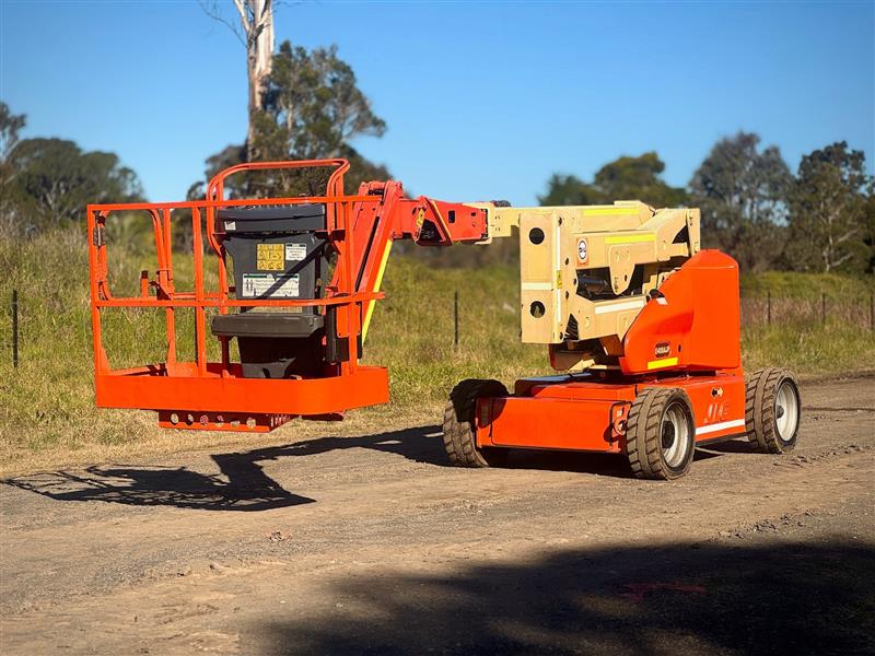 JLG M400AJP hybrid boomlift elevated work platform
