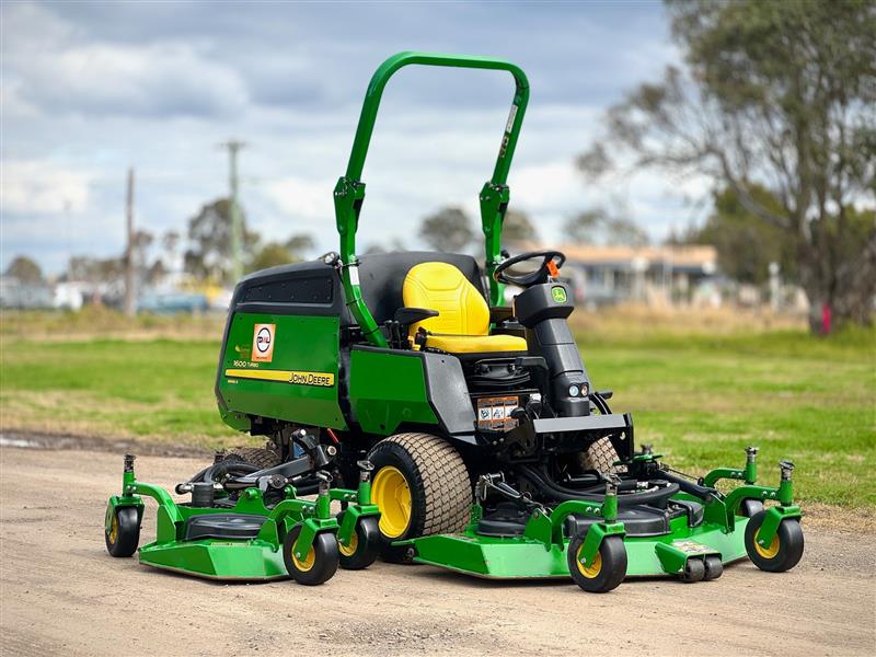John Deere 1600 ride on diesel commercial out front deck lawn mower