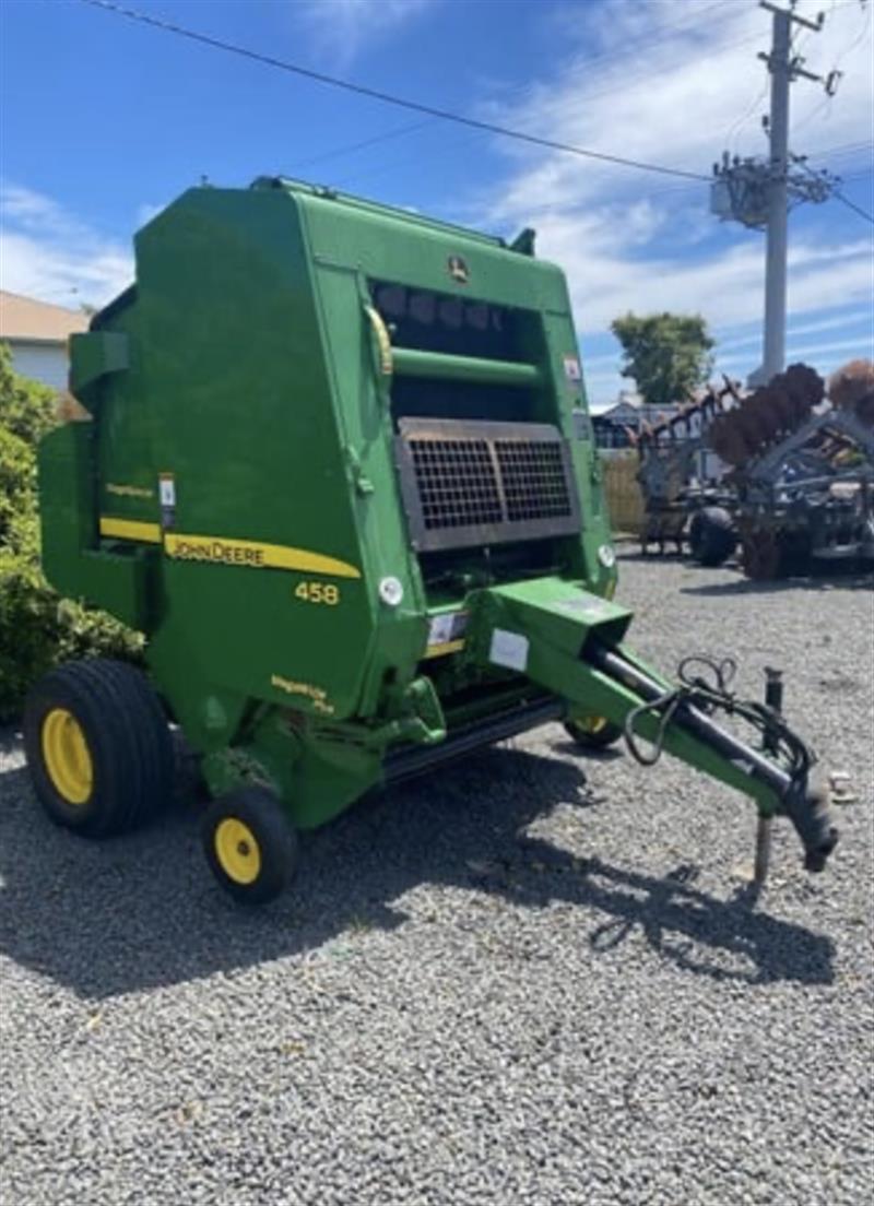 John Deere 458 round baler