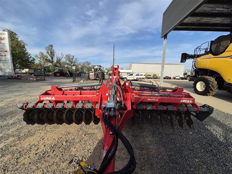 Unia Ares XL airseeder