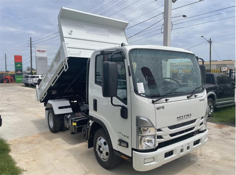Photo 1. Isuzu NPR75-190 truck
