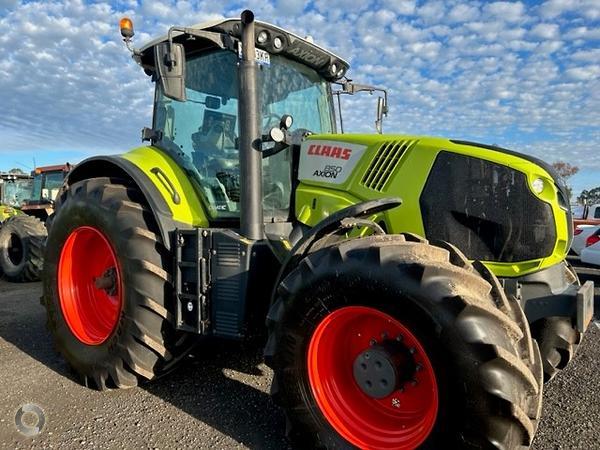 Photo 1. Claas Axion 850 CMATIC tractor