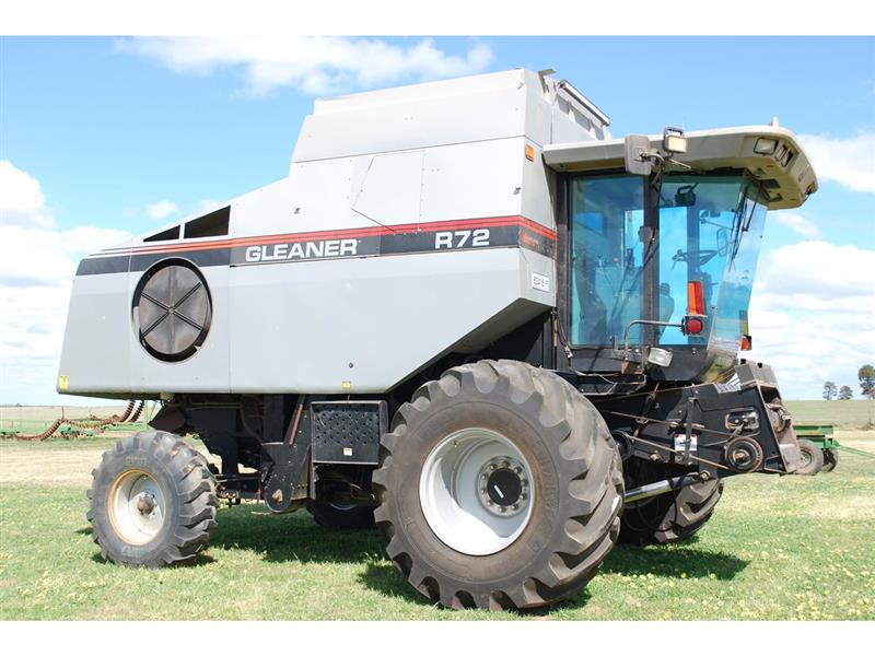 Photo 1. Gleaner R72 combine harvester
