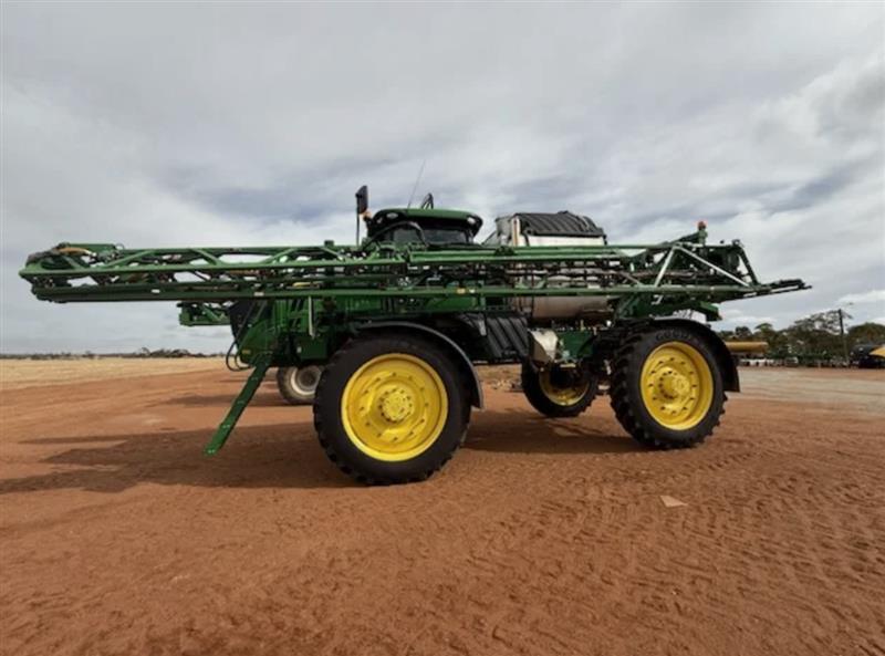 John Deere R4045 self propelled sprayer