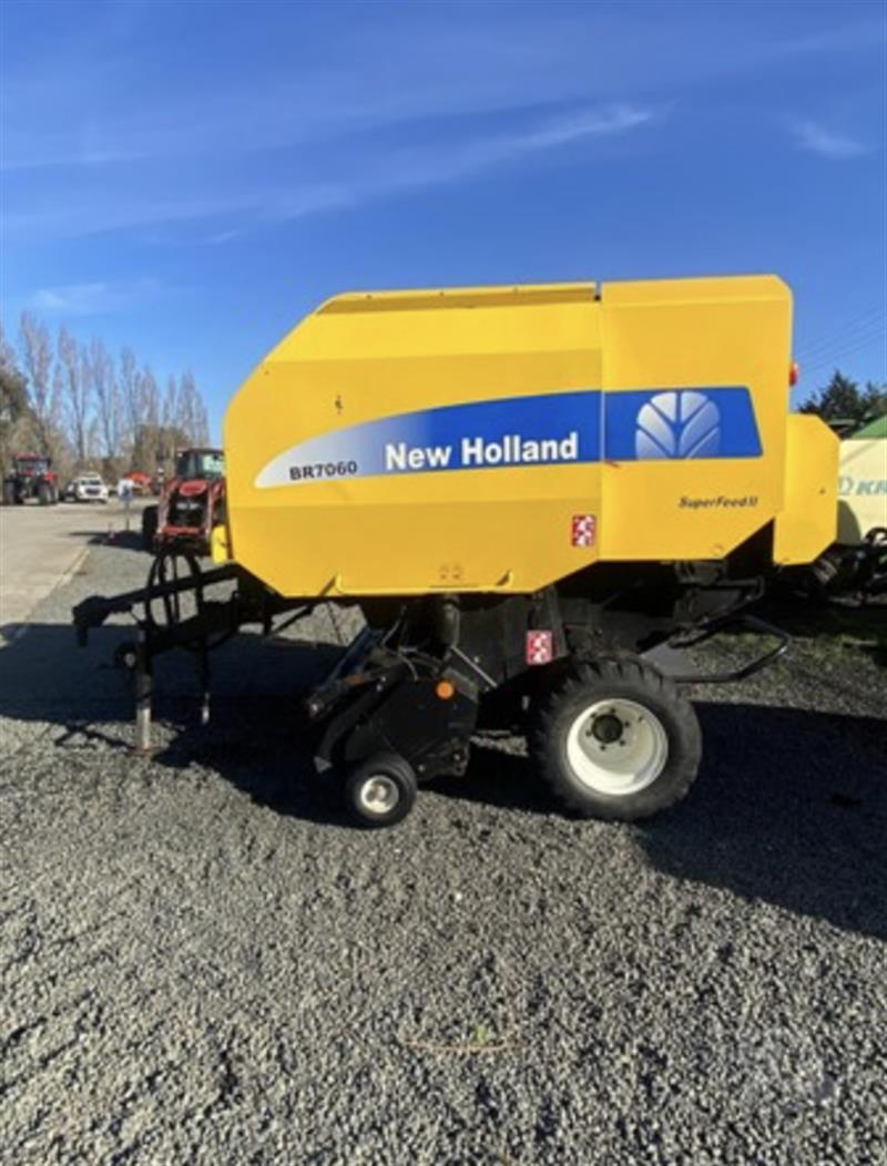 New Holland BR7060 round baler