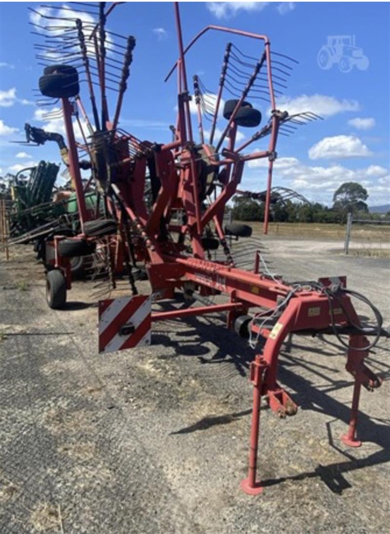 Lely Hibiscus 805 master hay rake